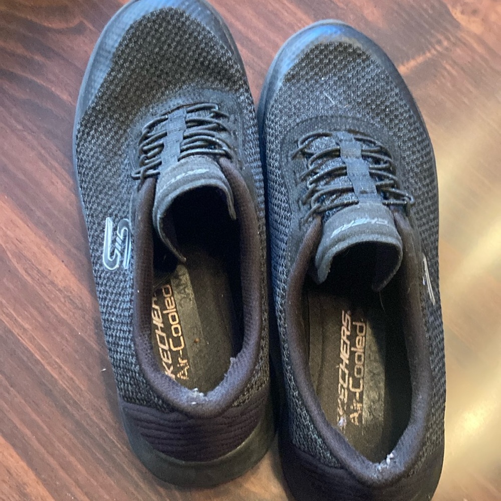 Skechers Memory foam nonslip shoes no laces perfect for waitresses bartenders